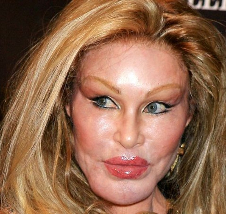 Trước khi ly hôn, người ta đồn rằng bà đã chi 1 triệu USD (khoảng 23 tỷ đồng) mỗi tháng cho những cuộc mua sắm xa hoa và 5.000 USD (khoảng 114 triệu đồng) một tháng cho hóa đơn điện thoại.