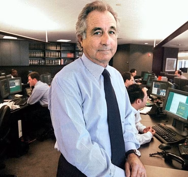 Người thứ 2 giàu có nhưng số phận "hẩm hiu" không kém là Bernard "Bernie" Madoff - một nhà tài phiệt đầy quyền lực tại phố Wall.