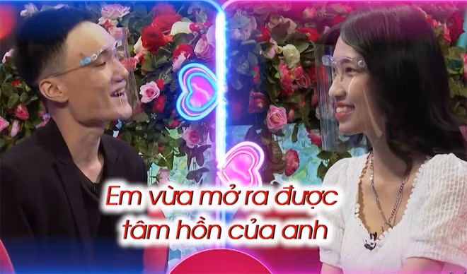 Tiếp đó, Minh Trí “thả thính cực ngọt” rằng: “Cái nhìn đầu tiên của anh là thực sự em có một đôi mắt rất đẹp. Người ta thường có câu đôi mắt là cửa sổ tâm hồn và em vừa mở ra được tâm hồn của anh. Ngày hôm nay đến đây gặp nhau được cũng là cái duyên, hi vọng anh với em có thể trò chuyện với nhau nhiều hơn để hiểu nhau hơn. Có thể sau này mình đi một quãng đường xa hơn với nhau, anh rất là mong “Happy Ending” sẽ mời được chị Ngọc Lan và chú Quyền Linh đến đám cưới của hai đứa mình”.