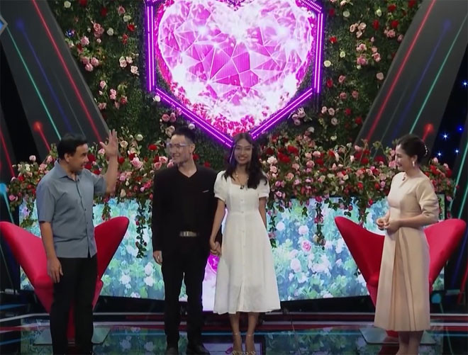 Kết thúc cuộc hẹn, chàng giám đốc sản xuất lãng mạn và chân thành đã khiến cô gái chưa mảnh tình vắt vai đồng ý hẹn hò trong niềm vui của ông bà mối.