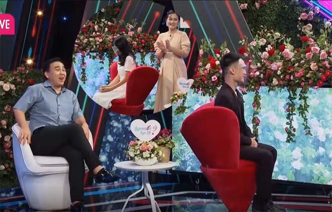 “Biết cách nói dễ sợ, thật ra nghề đạo diễn và sản xuất chỉ có ở TP.HCM thôi. Nhưng bạn trai nói hay quá, nghe ngọt ngào thật sự”, ông mối thích thú thốt lên. “Trời ơi đạo diễn nói câu nào nhức nhối câu đó”, Ngọc Lan đồng tình.