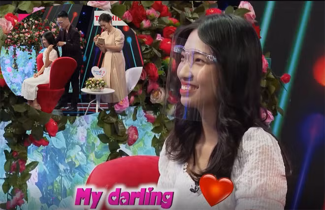 Mở rào gặp gỡ, chàng đạo diễn tương lai gây ấn tượng mạnh khi tặng bạn gái hộp quà với ý nghĩa: “Ở ngoài hộp anh có ghi tên viết tắt của anh MTD, tên viết tắt tiếng Anh là Maka A Diffreince vì anh luôn tạo ra sự khác biệt trong mọi cái, ngay cả phim ảnh và cuộc sống. Ngoài ra MTD còn có nghĩa là My Treasure Darling (Em là báu vật của anh) và My Darling. Món quà gồm một dây chuyện cùng một chiếc nhẫn, trên đó khắc dòng chữ I Love You và 3 cây kẹo tượng trưng cho 3 người trong gia đình sau này của em và anh. Một cây làm chẳng nên non, 3 cây chụm lại nên tình yêu của chúng mình”.