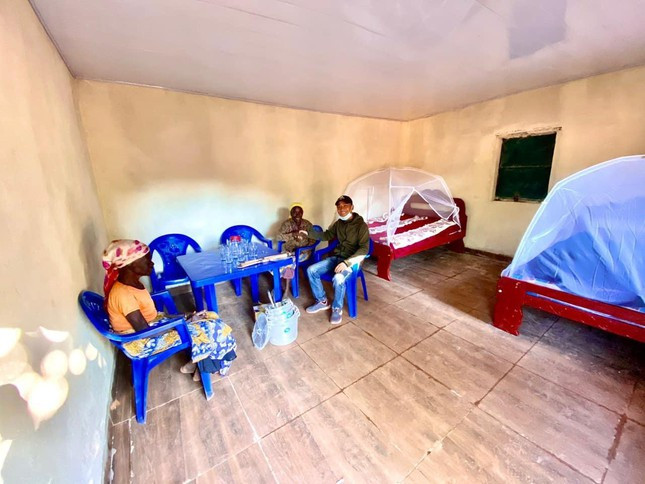 Chang trai Viet va hanh trinh thien nguyen o troi Phi: Cho di la con mai-Hinh-2