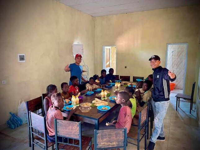 Chang trai Viet va hanh trinh thien nguyen o troi Phi: Cho di la con mai