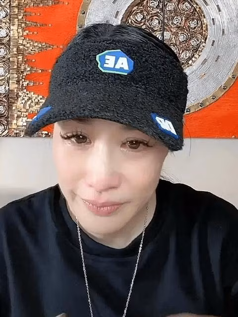 My nhan goc Viet Chung Le De khoc nuc no vi ap luc hon nhan