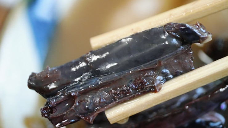 Thịt rắn khá mềm, mọi người dùng đũa gắp lên và gỡ bỏ xương trước khi ăn.