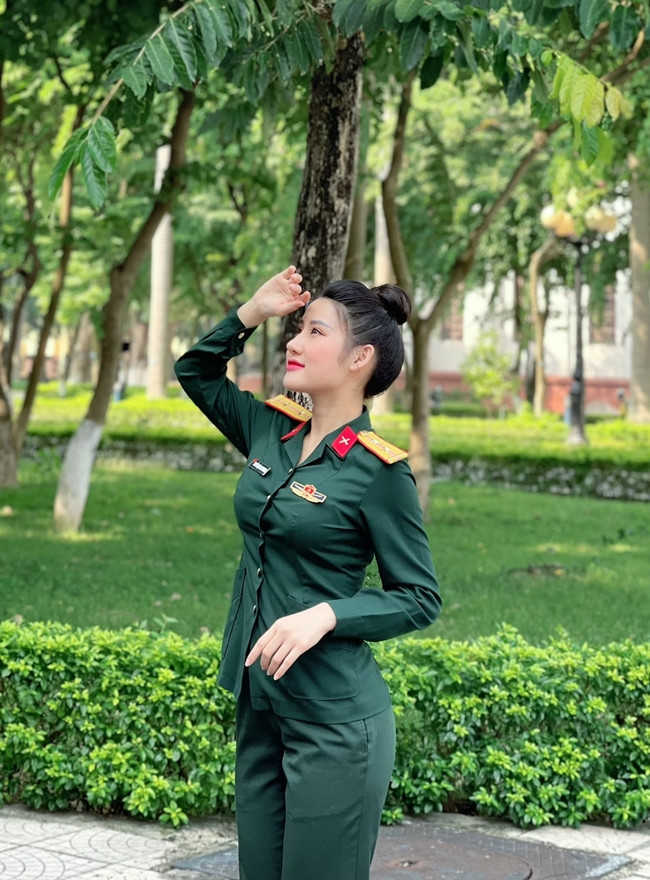 Nguyễn Đặng Anh Phương sinh năm 1995 hiện đang giữ cấp bậc Trung úy và thuộc biên chế của Nhà hát kịch nói Quân đội.