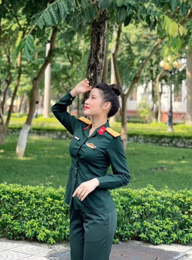 Nguyễn Đặng Anh Phương sinh năm 1995 hiện đang giữ cấp bậc Trung úy và thuộc biên chế của Nhà hát kịch nói Quân đội.