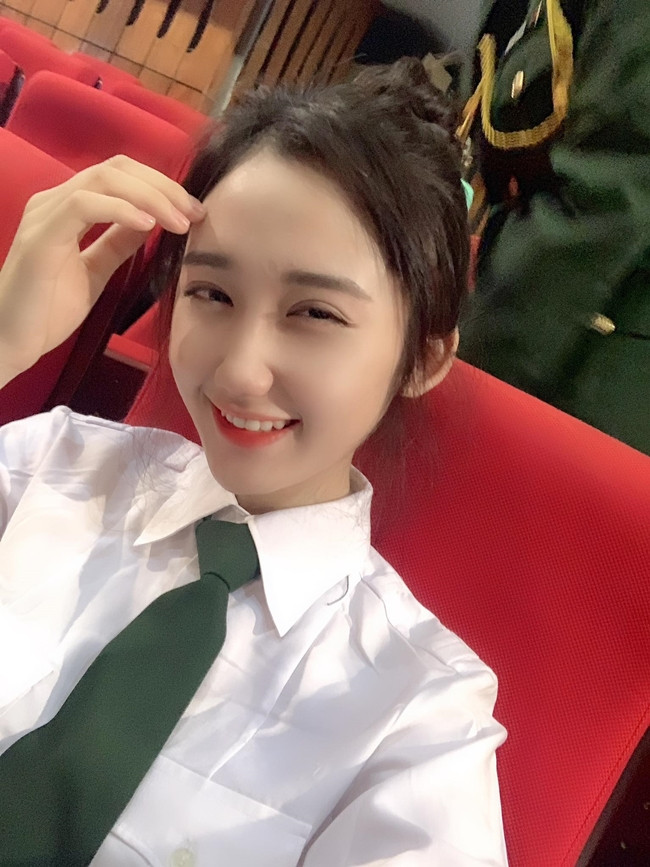 Ít người biết được, Mina Young từng theo học khoa Thanh nhạc, trường Đại học Văn hóa nghệ thuật Quân đội.