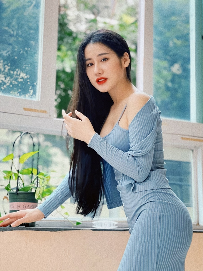 Cô còn hoạt động như một người mẫu và tham gia một số chương trình truyền hình.