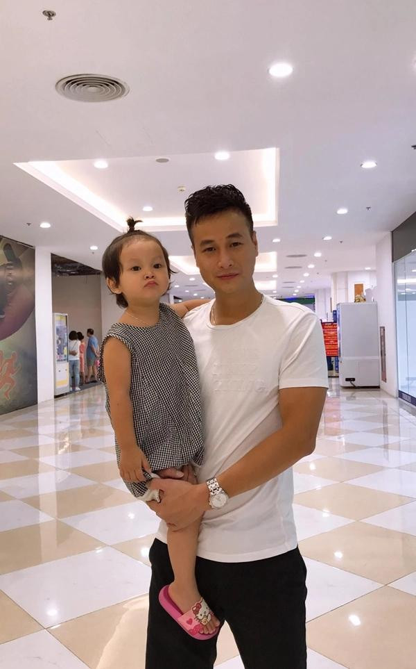 Chang re ong trum Phan Quan 'Nguoi Phan Xu' song gian di ben vo xinh dep-Hinh-4