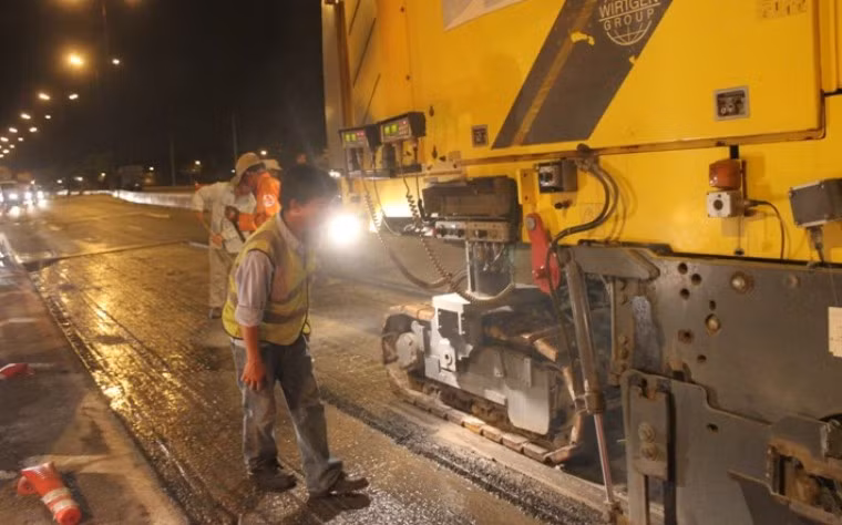 Cầu vượt thép Thủ Đức có số vốn đầu tư gần 280 tỷ đồng được đưa vào sử dụng từ đầu năm 2013, đã góp phần giảm đáng kể tình trạng ùn tắc giao thông ở cửa ngõ thành phố lớn nhất nước. Tuy nhiên, chỉ sau 2 tháng đưa vào sử dụng, cầu đã xuất hiện tình trạng lún tạo rãnh, trồi nhựa. Sau đó, đơn vị thi công đã cấm xe trong 3 đêm để tiến hành sửa chữa bằng cách lột bỏ lớp nhựa phía trên và trãi lớp nhựa mới bằng chất POLYMER nhằm tăng sự chịu tải của mặt đường. Tuy nhiên, đến nay (6/2014) sau hơn 1 năm, mặt đường lên cầu tiếp tục tái diễn hư lún, trồi nhựa.