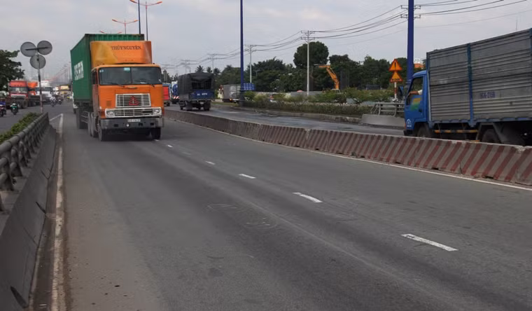 Ông Lê Ngọc Hùng, Phó giám đốc Khu 2 (đơn vị được phân cấp quản lý công trình) cho biết: "Trong quá trình khai thác và bảo dưỡng thường xuyên công trình cầu vượt thép Thủ Đức, Khu 2 đã phát hiện một số hư hỏng, nhồi nhựa phát sinh trên đường vào cầu...