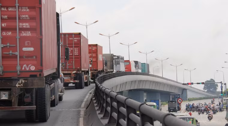 Tại cầu vượt luôn có nhiều phương tiện xe tải, container lưu thông tấp nập... Nhiều xe chở đầy hàng chạy với tốc độ nhanh để lấy đà lên dốc cầu đã loạng choạng tay lái khi chạy vào làn đường bị lún, gồ ghề... suýt lao khỏi thành cầu, dễ gây thảm nạn cho đông đúc người xe lưu thông phía dưới.