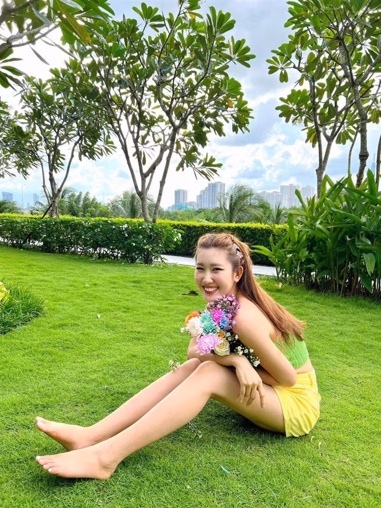 br/> Mới đây, Thúy Ngân gây chú ý khi có màn lên đồ gợi cảm trên trang cá nhân. Người đẹp diện áo yếm hở lưng phối cùng một chiếc chân váy siêu ngắn màu vàng đối lập. Lên đồ vừa bó sát lại hở hang, Thúy Ngân tạo dáng khá vất vả song vẫn nhận "điểm 10 thanh lịch". Thuý Ngân được khen tinh tế khi tạo dáng e ấp và khép nép chân lại để tránh lộ khoảnh khắc hớ hênh khi chụp hình.