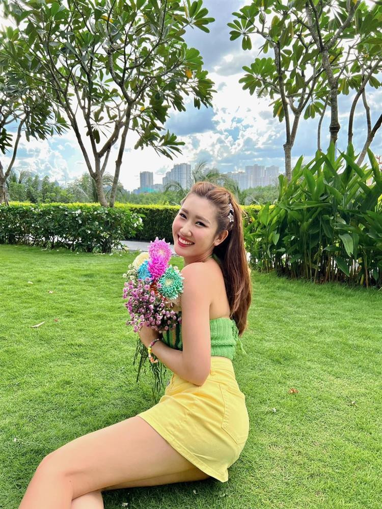 Khởi đầu khi hoạt động với vai trò người mẫu nên Thúy Ngân có nhiều kỹ năng tạo dáng ấn tượng, một chiếc váy ngắn không thể nào làm khó cô được. Dù thường xuyên ăn mặc gợi cảm và táo bạo, thế nhưng Thuý Ngân vẫn nhận được lời khen vì cách tạo dáng thông minh, không bị phô phang dù bị trang phục "làm khó". Trước đó, rất nhiều mỹ nhân Việt từng bị chỉ trích vì mặc váy nữ tính nhưng ngồi khó cảm, thậm chí để lộ vòng 3 kém duyên.