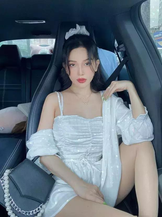 Sĩ Thanh từng gây tranh cãi vì dáng ngồi có phần hơi kém duyên trên ô tô. Nữ diễn viên đã bị antifan chỉ trích "Ngồi cho cẩn thận không mà vào viện" ngay khi đăng tải hình ảnh lên MXH. Trước lời lẽ của người này, Sĩ Thanh lập tức đáp trả: "Bớt láu táu không ăn block cho bớt thói điên nhé".