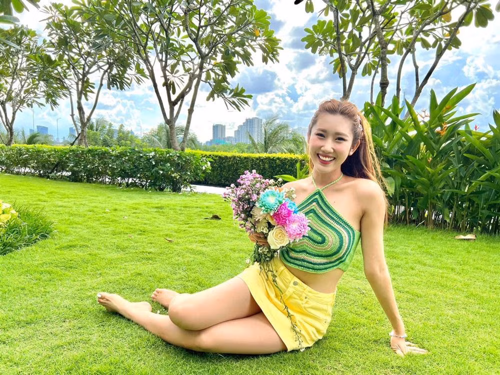 Người đẹp cũng khéo ngồi nghiêng, khép chân hẳn sang một bên, tránh "chiếu tướng" vùng nhạy cảm vào ống kính.