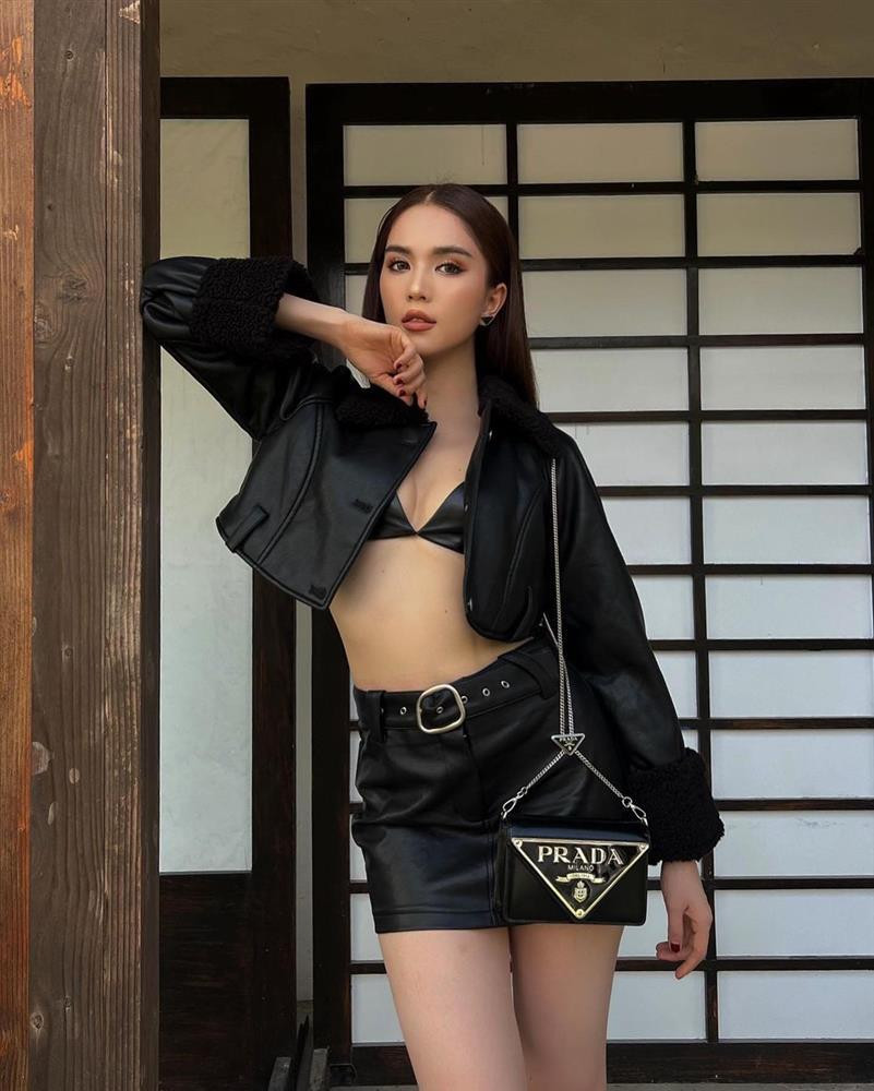 Trong bộ ảnh mới nhất, "nữ hoàng nội y" vẫn trung thành với phong cách sexy khỏe khoắn thường thấy. Cô nàng mặc bra bằng da nhỏ xíu mix&amp;match cùng chân váy da ngắn cũn cùng jacket ngắn và túi xách đen ton-sur-ton.