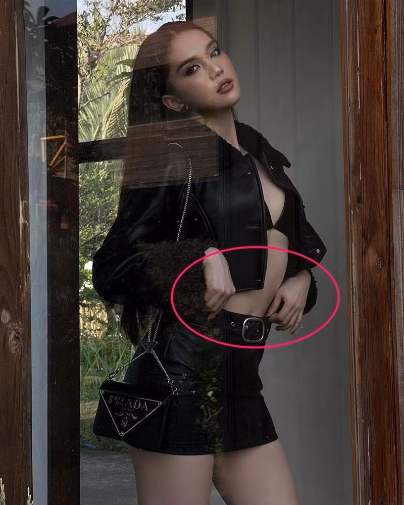 Bàn tay xương xẩu cũng là điểm rất khó giấu hay che bằng các phần mềm chỉnh sửa ảnh.