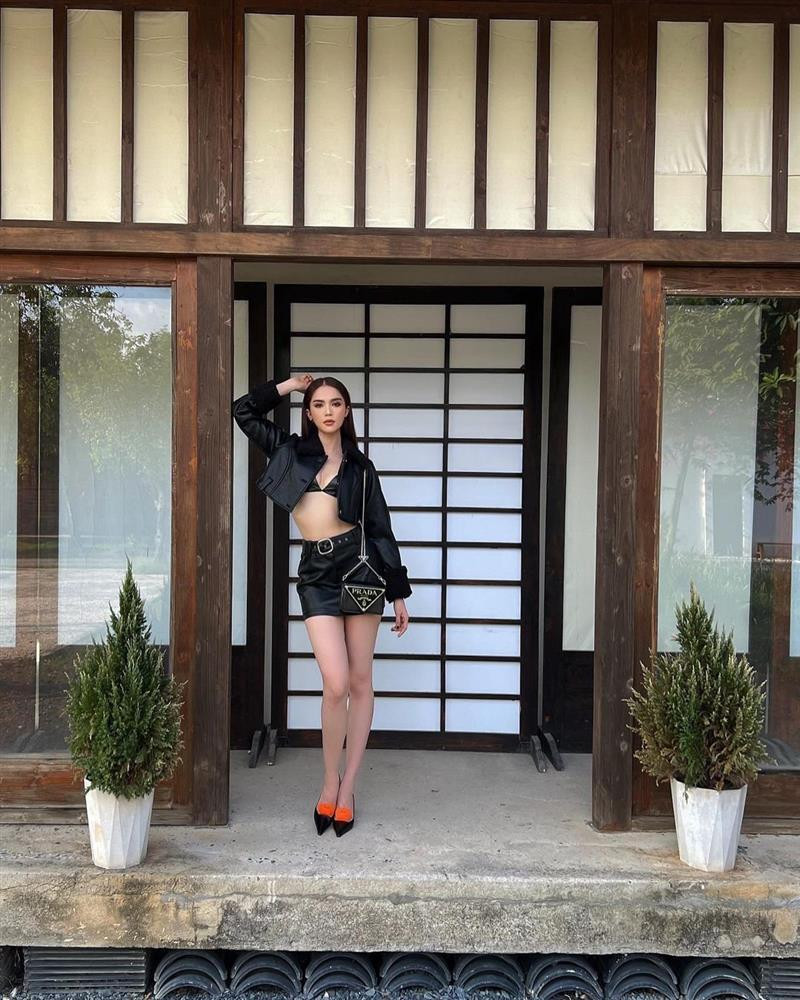 Trong thời gian cách ly chống dịch, Ngọc Trinh từng "trúng ngải heo" khiến cô nàng lên cân không phanh. Sau đó, chân dài Trà Vinh đã biết sợ và cố gắng ăn uống, tập tành theo chế độ nghiêm ngặt để độ lại body nóng bỏng ngày nào. Dù số cân và số đo của mỹ nhân 8x có giảm nhưng độ nóng bỏng và quyến rũ cũng giảm theo luôn. Ai bảo Ngọc Trinh gầy đẹp thì xin mời chiêm ngưỡng sự thật phũ phàng dưới đây.