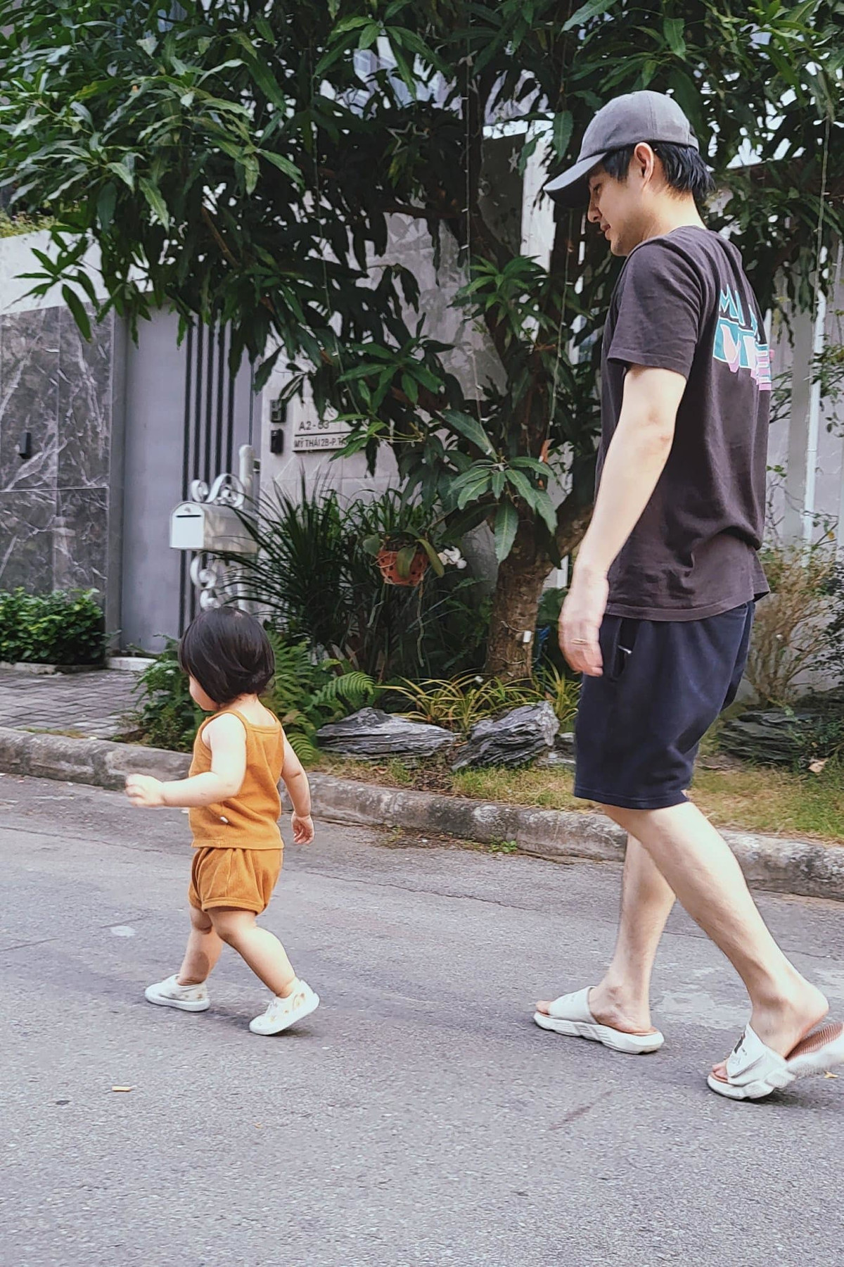 Đông Nhi hạnh phúc nhìn ông xã Ông Cao Thắng đi theo con gái.