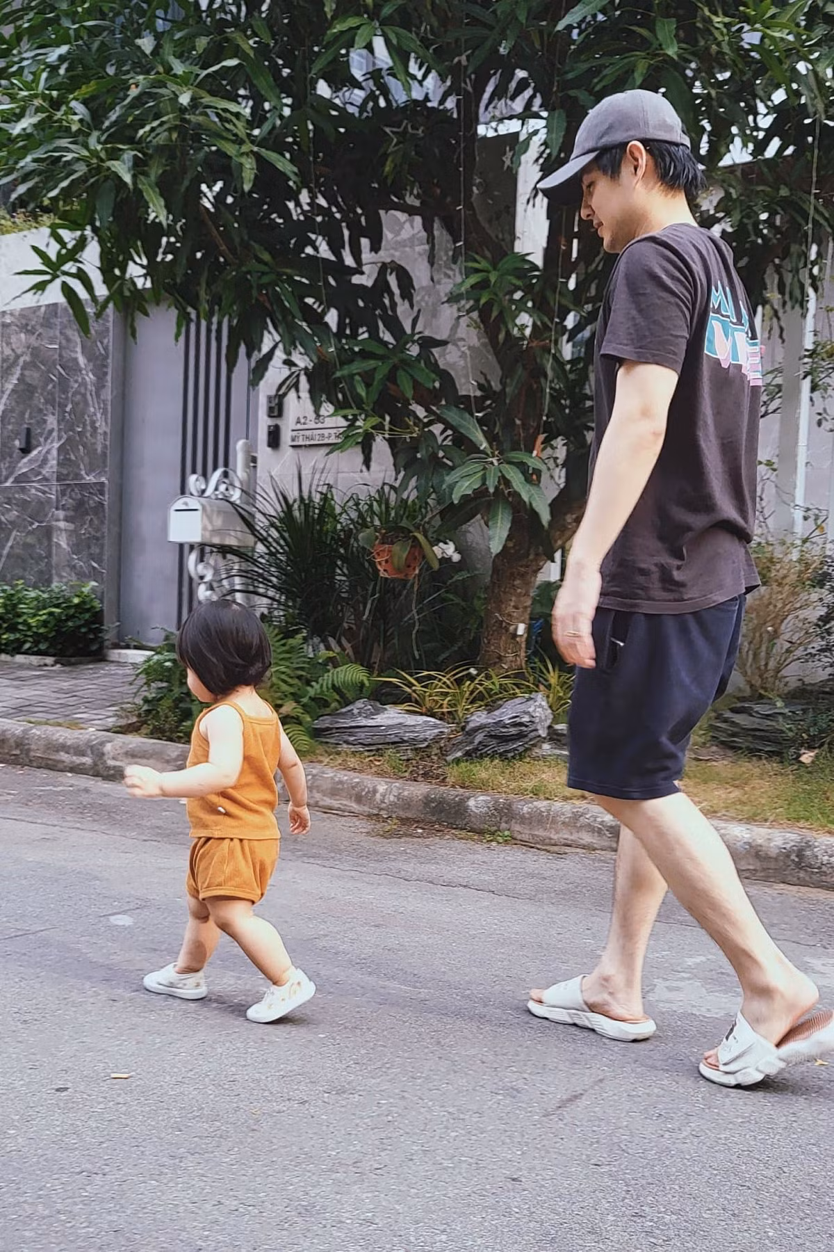 Đông Nhi hạnh phúc nhìn ông xã Ông Cao Thắng đi theo con gái.