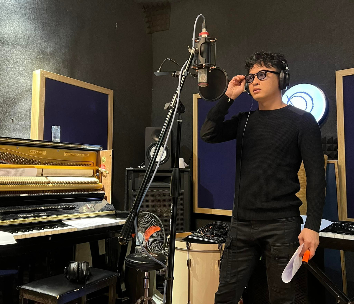 Hồng Đăng điển trai trong phòng thu.