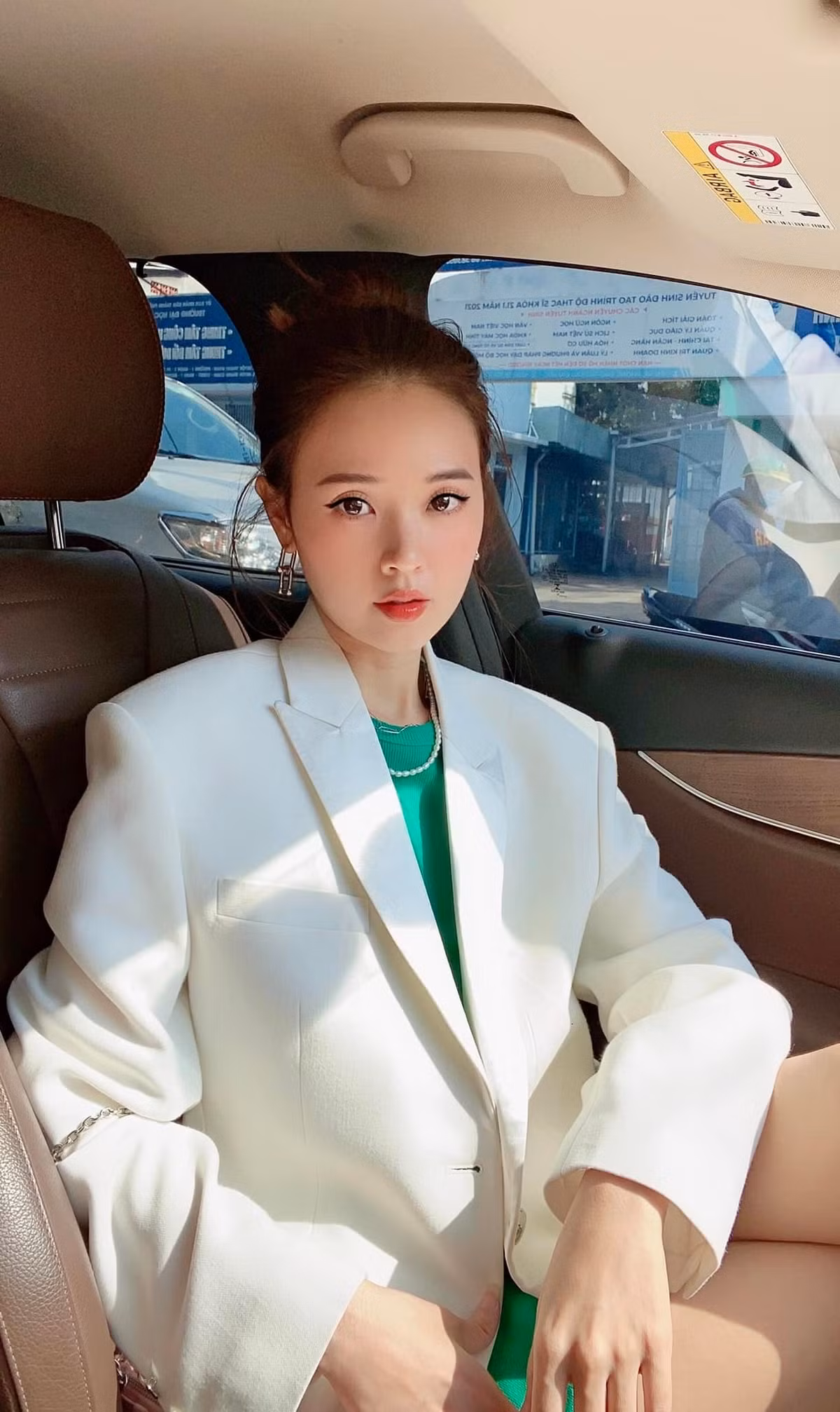 Diễn viên Midu gợi cảm khi mặc váy kèm vest.