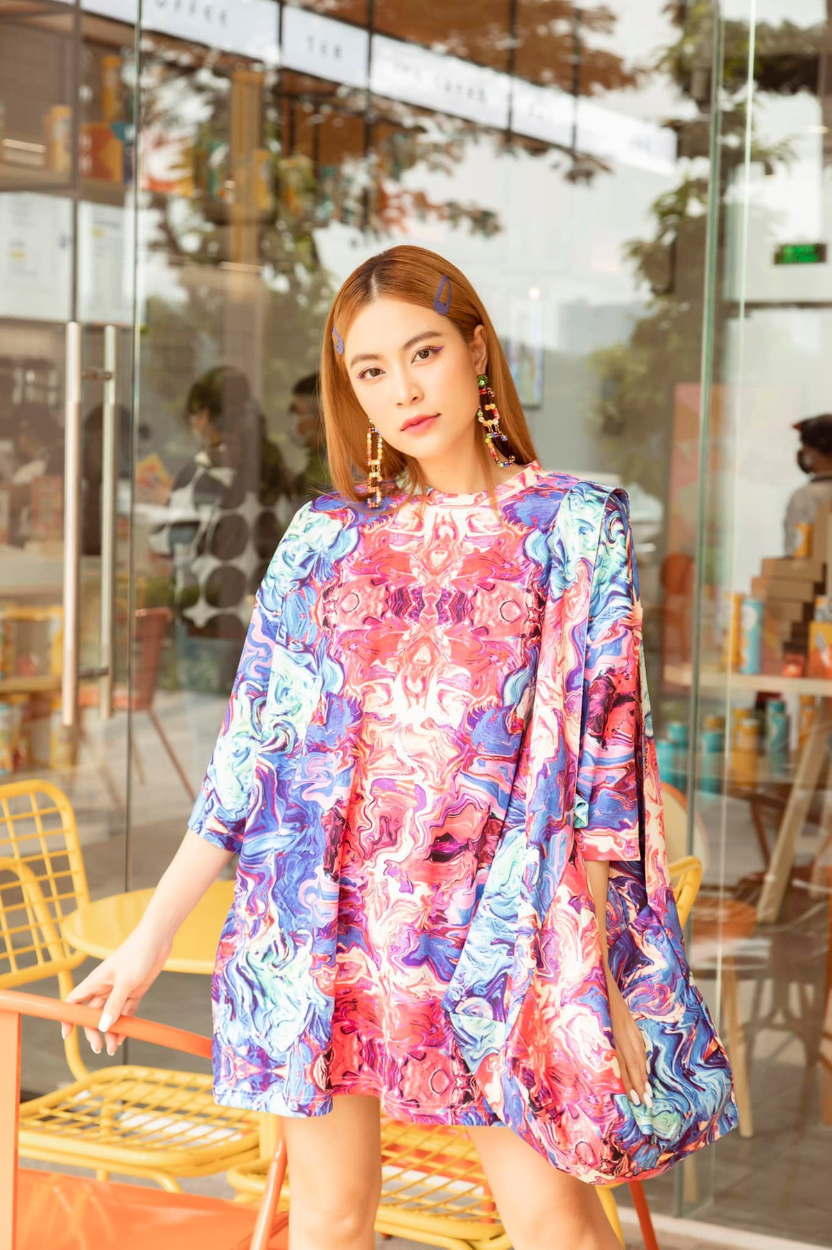 Sao Việt hôm nay 12/1: Hoàng Thùy Linh mặc sặc sỡ, sành điệu.