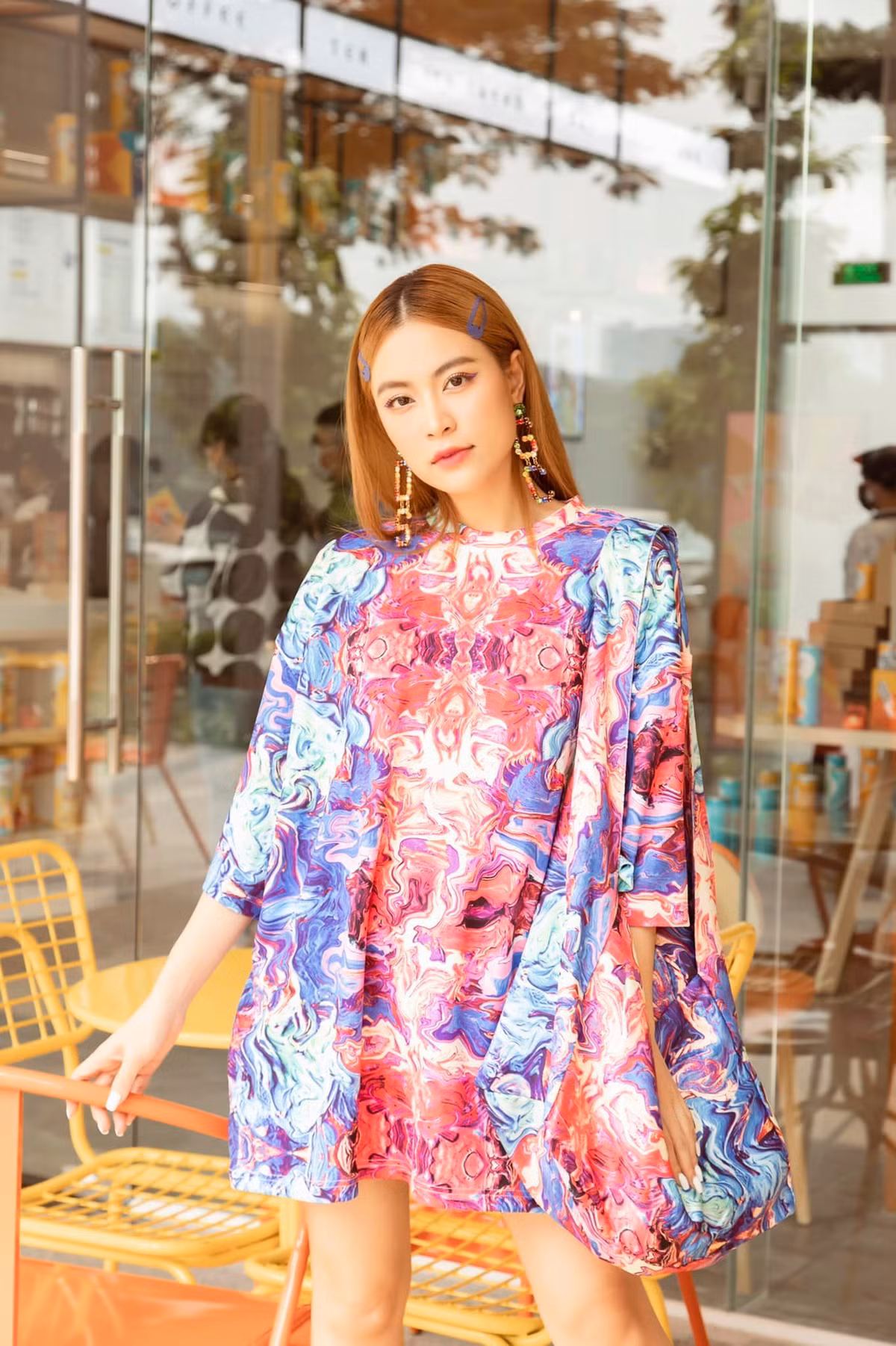 Sao Việt hôm nay 12/1: Hoàng Thùy Linh mặc sặc sỡ, sành điệu.