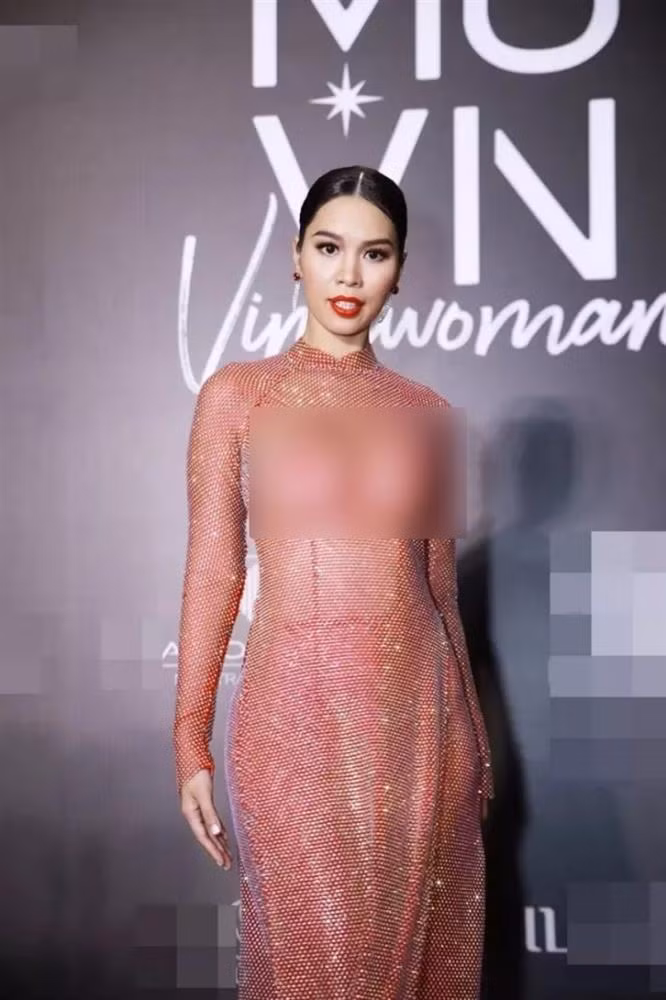 Cách đây ít lâu, siêu mẫu Hà Anh có gây tranh cãi khi diện trang phục xuyên thấu tại chung kết Miss Universe Việt Nam 2022.