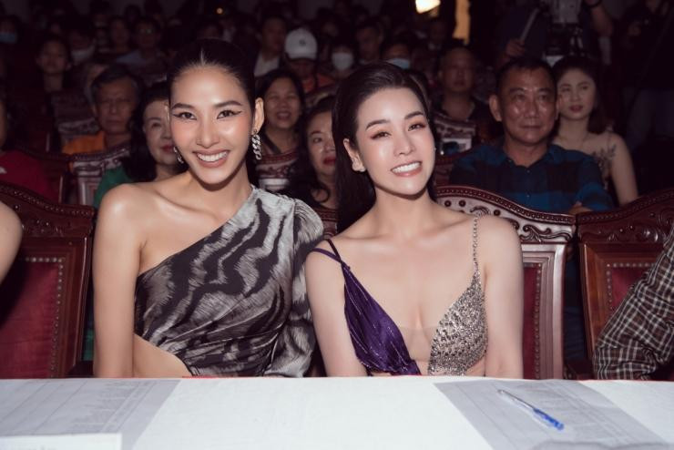 hật Kim Anh cùng á hậu Hoàng Thùy là giám khảo cho một cuộc thi Hoa hậu.