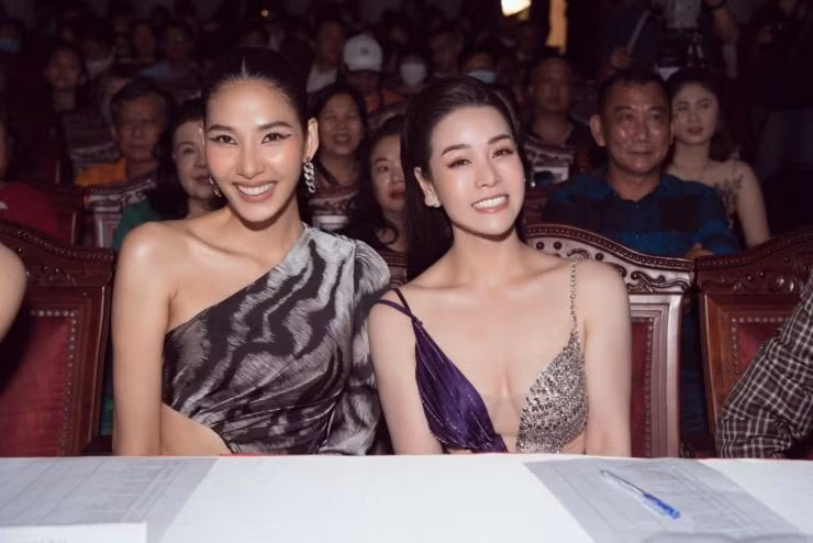 Nhật Kim Anh cùng á hậu Hoàng Thùy là giám khảo cho một cuộc thi Hoa hậu.