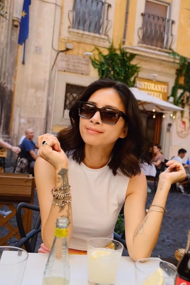 Ngô Thanh Vân và ông xã đang vi vu tại nước ngoài. Nữ diễn viên khiến nhiều chị em ghen tị khi có bạn đời rất chịu khó chụp hình cho vợ.