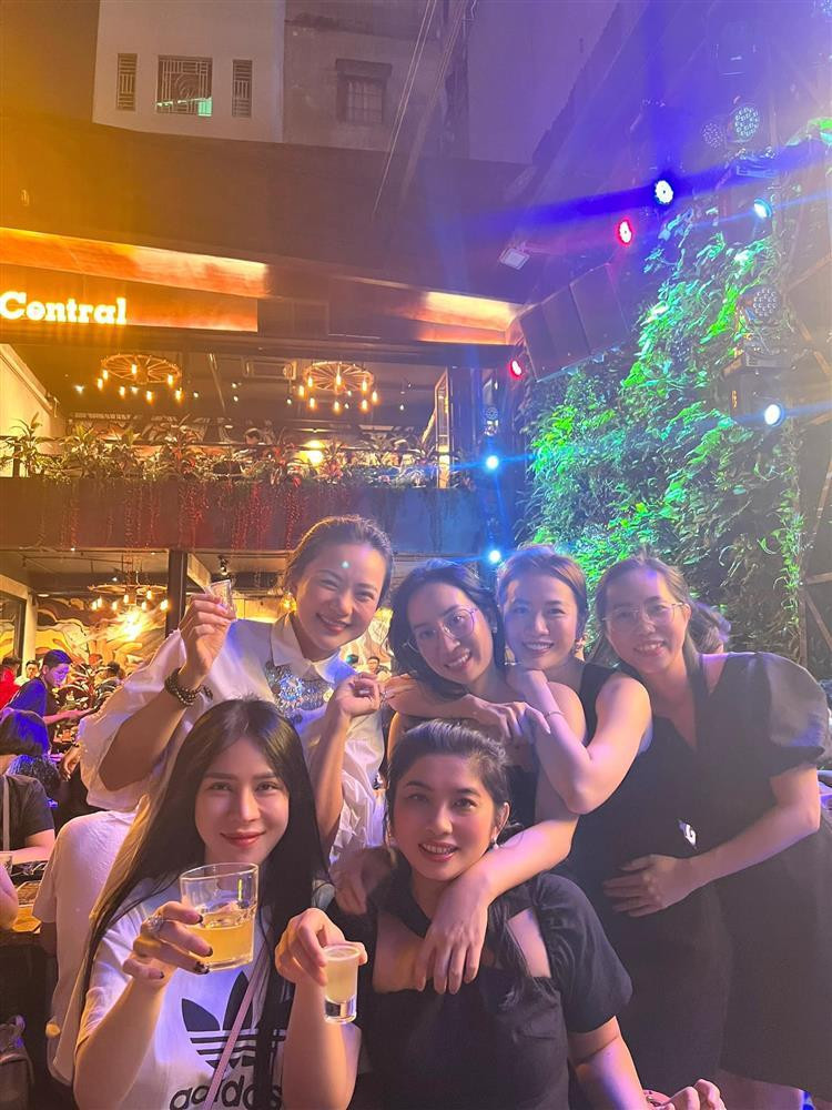 Theo đó, diện mạo vóc dáng của bà xã đại gia Đức An mới trở thành tâm điểm chú ý. Dù là chủ nhân bữa tiệc nhưng Phan Như Thảo không quá lồng lộn. Cô diện sơ mi trắng, quần short nhẹ nhàng nữ tính. Đặc biệt, người đẹp chỉ điểm chút son môi nhẹ nhàng cũng đủ giúp nhan sắc nổi bật.