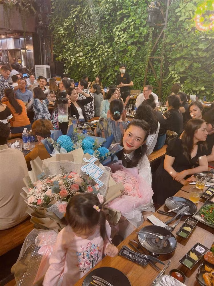 Mới đây, Phan Như Thảo tổ chức sinh nhật tuổi 34 với sự góp mặt của đông đủ người thân, bạn bè. Người đẹp chia sẻ: "Lần đầu tiên mình có sinh nhật hoành tráng vậy luôn í. Cám ơn team của Thảo, gia đình của Thảo. Yêu mọi người quá trời 10.000 lần".