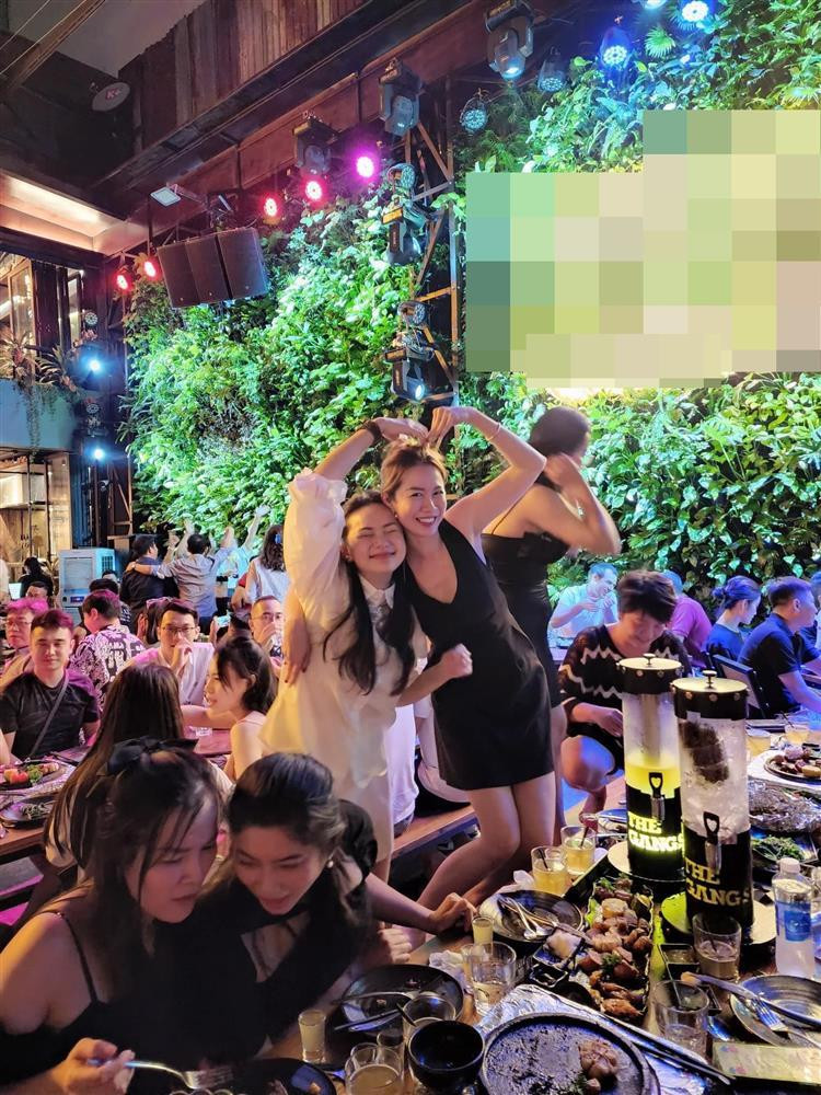 Có thể thấy, nhờ giảm cân 15kg thành công nên Phan Như Thảo rạng rỡ, ngày càng ghi điểm, tự tin diện đồ sáng màu. Sắc vóc của cựu người mẫu dần trở về thời kì hoàng kim. Nữ diễn viên từng tiết lộ, cô muốn giảm thêm kí nhưng ông xã Đức An ngăn cản vì cho rằng vợ đã đủ đẹp trong mắt mình.