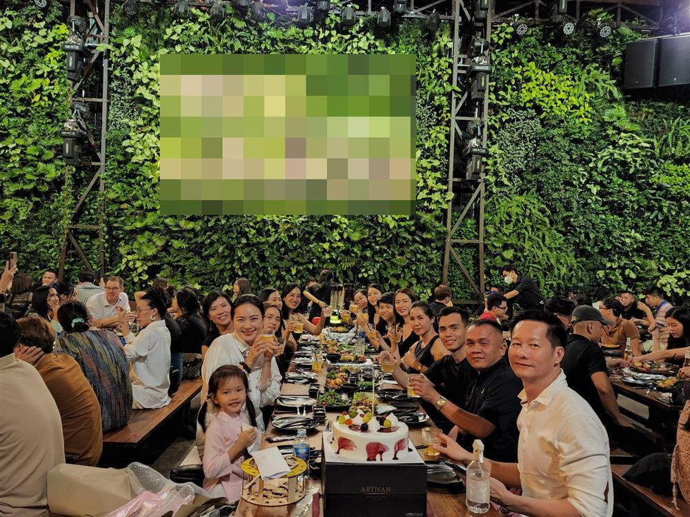 iệc sinh nhật tuổi 34 không thể thiếu ông xã Đức An và con gái.