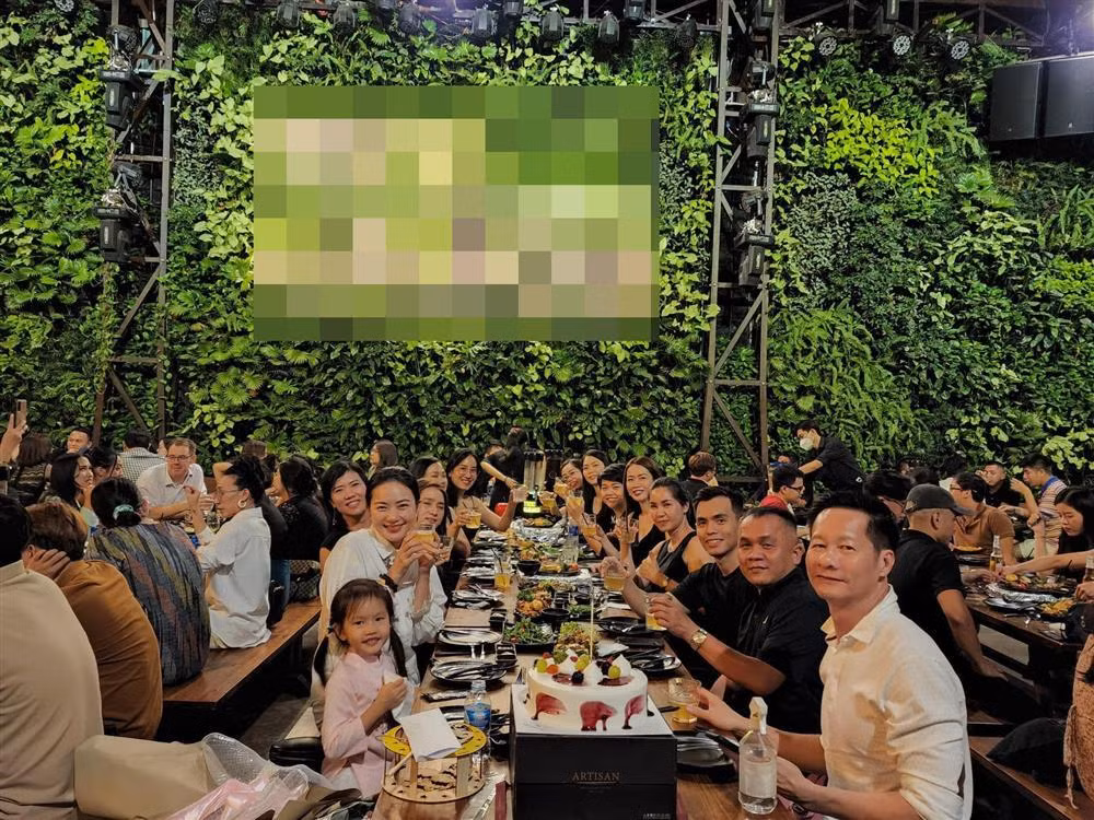 Tiệc sinh nhật tuổi 34 không thể thiếu ông xã Đức An và con gái.