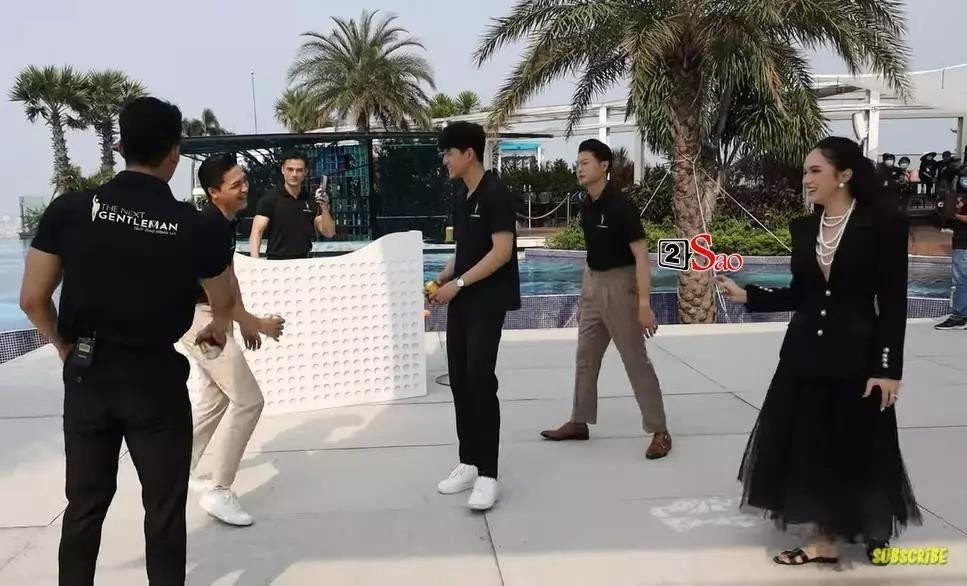 ương Giang như "cô bé đi lạc" với khoảnh khắc "một mẩu". Ngoài góc quay, trang phục không phù hợp cũng góp phần "hại" hoa hậu chuyển giới.