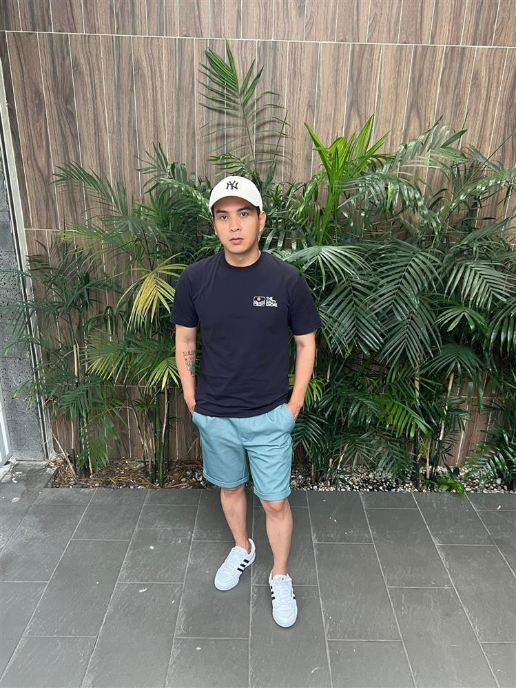 rong khi đó, được biết chiều cao của Hồ Quang Hiếu là 1m72. "Em thề là em không có lùn như vậy. Trợ lý kiêm camera nhờ chụp giùm tấm hình mà như này là chết tôi rồi", giọng ca 8X dở khóc dở cười.