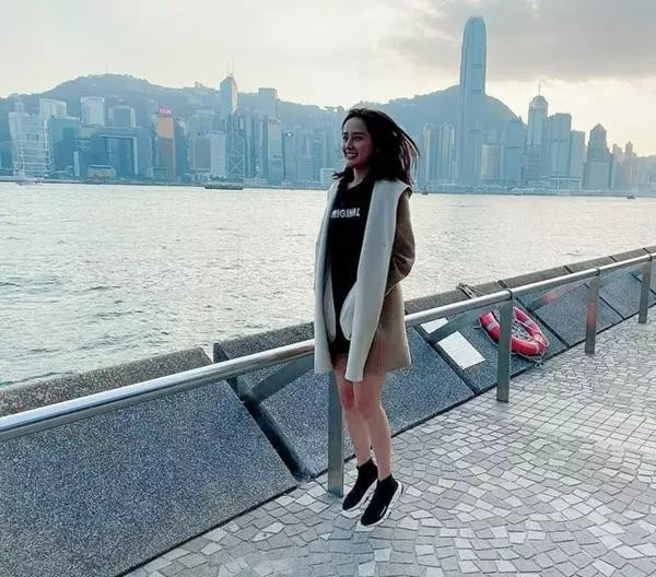 hìn hình ảnh này, ai nghĩ hoa hậu Mai Phương Thúy cao 1m80, mà giống một "cô bé nhí nhảnh" hơn.