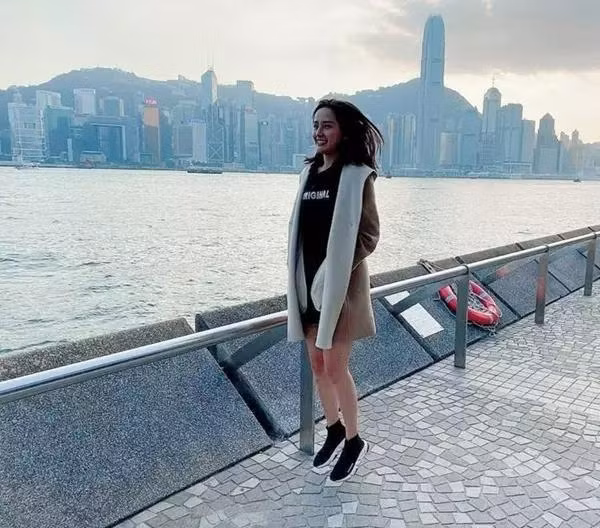 Nhìn hình ảnh này, ai nghĩ hoa hậu Mai Phương Thúy cao 1m80, mà giống một "cô bé nhí nhảnh" hơn.