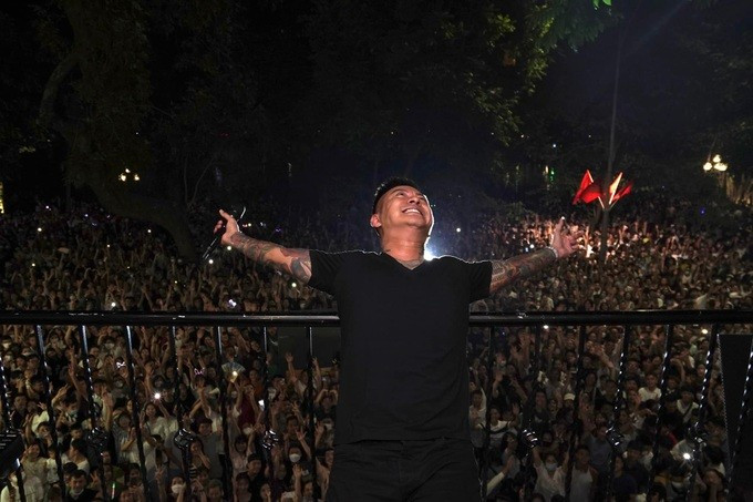 Ca si Tuan Hung bi xem xet xu phat vi hat tai ban cong