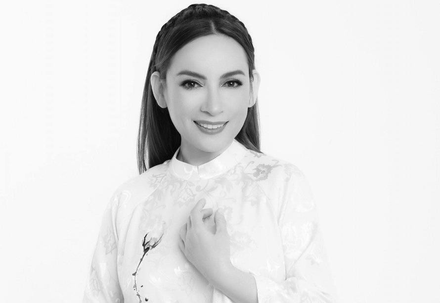 Tháng 9/2021, nữ ca sĩ qua đời sau thời gian điều trị Covid-19. Sau khi hỏa táng tại Việt Nam, nghệ sĩ Việt Hương đích thân đưa tro cốt cố ca sĩ Phi Nhung về Mỹ đoàn tụ với gia đình. Phi Nhung qua đời khiến nhiều khán giả không khỏi xót xa, thương tiếc.