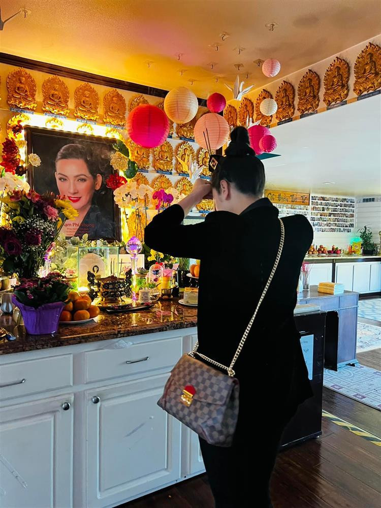 ##ss###style="text-decoration: underline;">Nữ diễn viên thắp nén nhang cho đàn chị đã khuất.