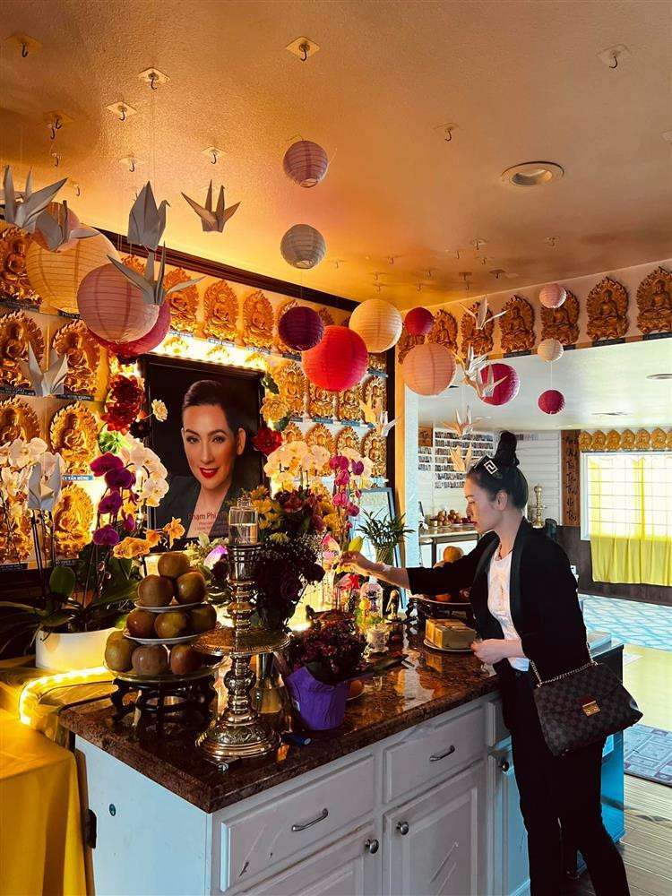 Cách đây không lâu, con gái ruột Phi Nhung - Wendy Phạm - cũng có thông báo về lễ giỗ đầu của mẹ. Theo thông báo từ Wendy, Lễ tiểu tường (giỗ đầu) của cố ca sĩ Phi Nhung sẽ diễn ra vào ngày 25/9/2022, tại Tịnh xá Giác An. Buổi lễ sẽ bắt đầu từ 10h30 và kết thúc vào 20h (theo giờ Mỹ).