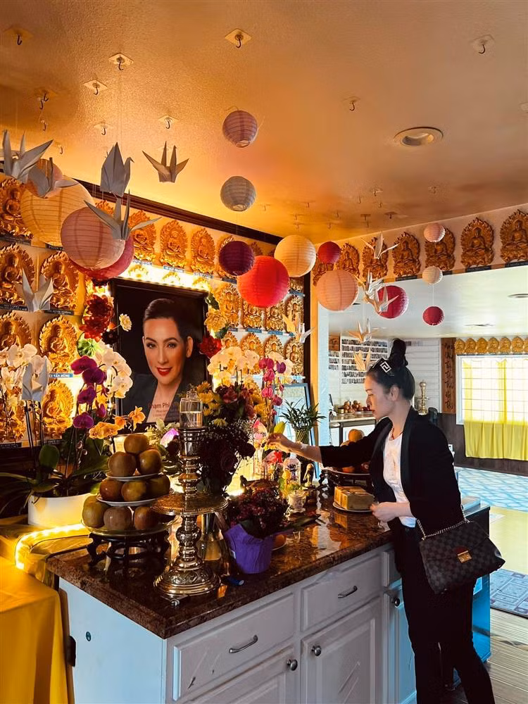 Cách đây không lâu, con gái ruột Phi Nhung - Wendy Phạm - cũng có thông báo về lễ giỗ đầu của mẹ. Theo thông báo từ Wendy, Lễ tiểu tường (giỗ đầu) của cố ca sĩ Phi Nhung sẽ diễn ra vào ngày 25/9/2022, tại Tịnh xá Giác An. Buổi lễ sẽ bắt đầu từ 10h30 và kết thúc vào 20h (theo giờ Mỹ).