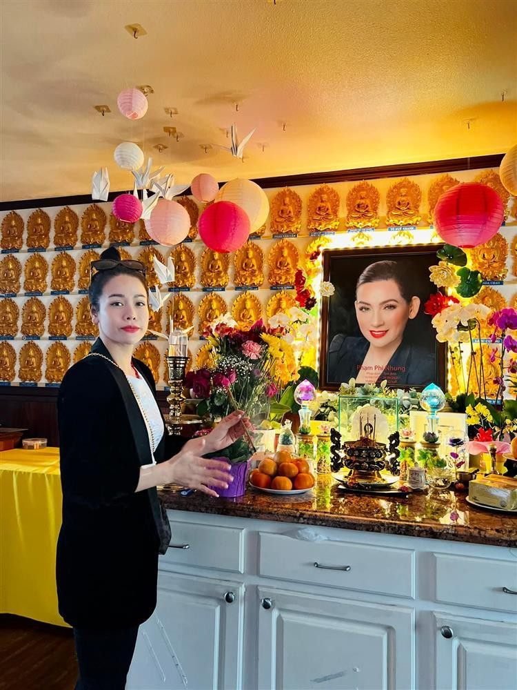 "Đi viếng chị Phi Nhung. Không hiểu sao mình vẫn không tin chị mất. Nhìn ảnh chị Phi Nhung, tự nhiên em không cầm được nước mắt. Chắc có lẽ em cũng như hàng ngàn khán giả yêu thương chị, ai rồi cũng sẽ có cảm xúc như em khi nhìn ảnh chị. Vì mọi người ai cũng yêu thương và dành cho chị những tình cảm rất chân thành và đặc biệt", diễn viên Nhật Kim Anh nghẹn ngào.